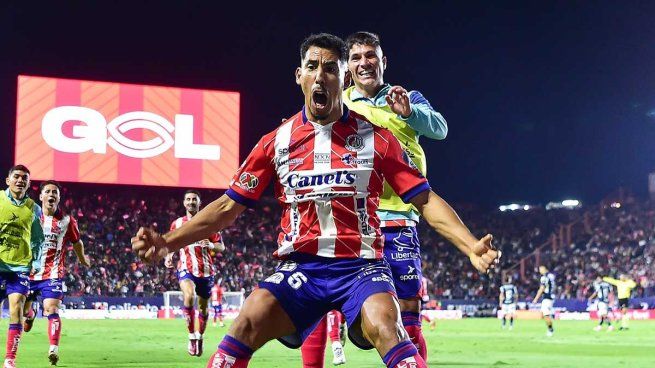 Atlético San Luis festeja el triunfo ante Rayados en el partido de ida de la semifinal del Apertura 2024.