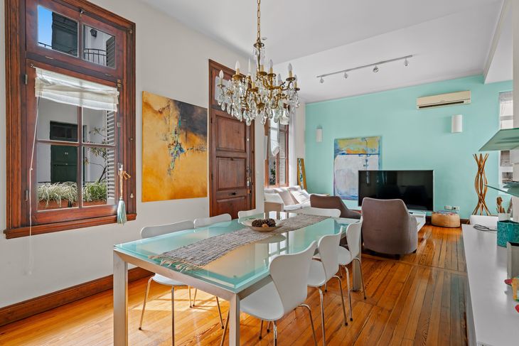 Ambientes amplios y techos altos definen los departamentos del Pasaje General Paz, con pisos de madera originales y una distribución típica de la arquitectura de los años 20 Ambientes amplios y techos altos definen los departamentos del Pasaje General Paz, con pisos de madera originales y una distribución típica de la arquitectura de los años 20