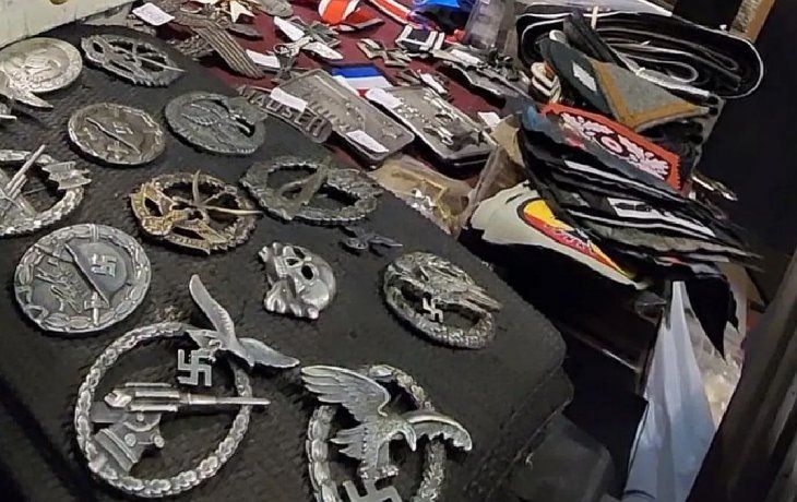 secuestran articulos con simbologia nazi en una feria en la rural