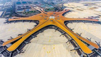 El imponente aeropuerto cuenta con ocho pistas y una torre de control de 70 metros.