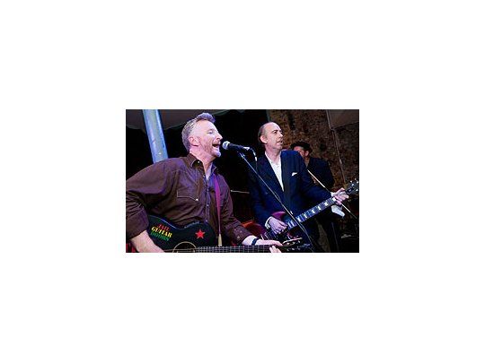 Mick Jones y Billy Bragg, el fundador de la ONG.
