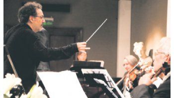 ámbito.com | CASASBELLAS. El director de orquesta de “Ernani”, en el podio del Teatro Avenida donde hará “Ernani”