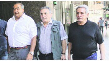 ámbito.com | Negociadores. El triunvirato de CGT, que integran Daer, Schmid y Acuña, fue convocado al encuentro con Triaca por el salario mínimo.