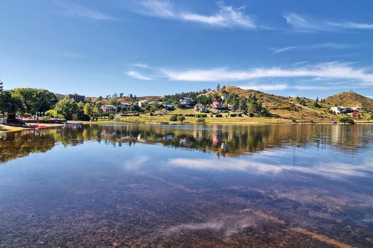 On the shore of Lake Los Molinos, Potrero de Garay offers nautical sports and fishing. On the shore of Lake Los Molinos, Potrero de Garay offers nautical sports and fishing.