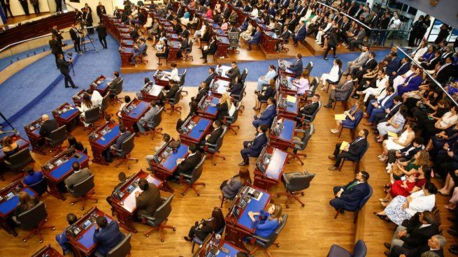 La reforma modifica los artículos 75, 80, 133, 152 y 154 de la Constitución salvadoreña.