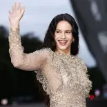 El disco LUX incluye 13 idiomas y cuenta con las colaboraciones de Björk y la Orquesta Sinfónica de Londres. El disco LUX incluye 13 idiomas y cuenta con las colaboraciones de Björk y la Orquesta Sinfónica de Londres.