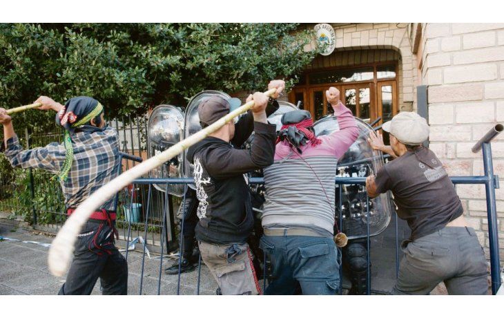Embestida. En las puertas del juzgado, los manifestantes reaccionaron al conocer la decisión de la Justicia de conceder la extradición.