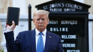 Donald Trump revoca estatus legal a migrantes que ingresaron a Estados Unidos con la app CBP One.