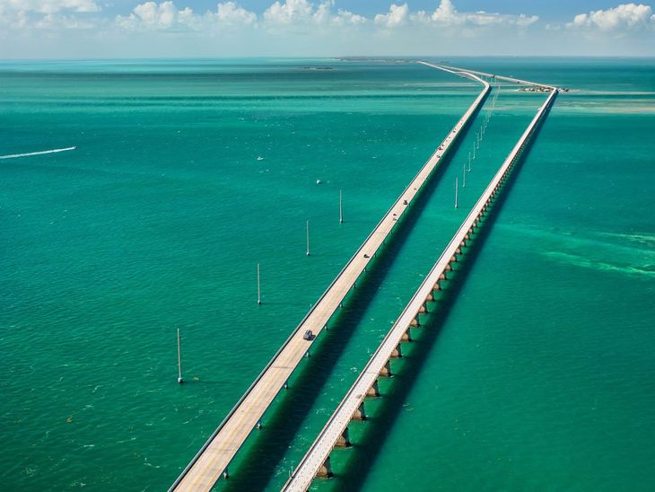 The highway is characterized by a fascinating landscape. The highway is characterized by a fascinating landscape.