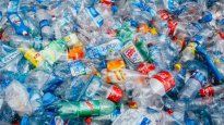 Según estimaciones globales, cada minuto se venden más de un millón de botellas plásticas en el mundo, y cerca de la mitad corresponde a agua embotellada.