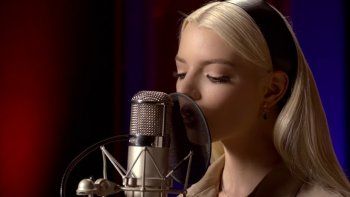 anya taylor-joy se luce cantando para su nueva pelicula last night in soho