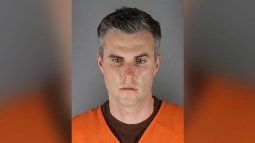 El abogado de Lane, Earl Gray, afirmó que su cliente era un policía novato y lo único que hizo fue sujetar los pies del afroestadounidense para que no pudiera patear.
