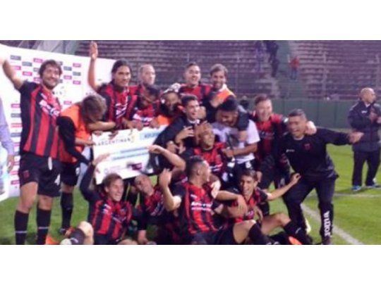 Los jugadores de Defensores de Belgrano festejan, con cheque en mano. (Captura de TV).