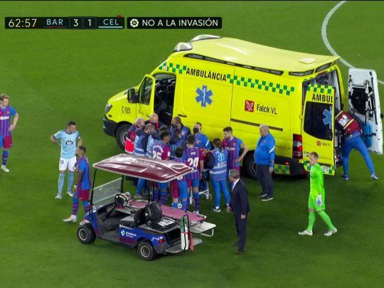 Ronald Araújo preocupó a todo Barcelona al salir del Camp Nou en Ambulancia.