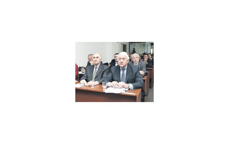 El show de declaraciones y acusaciones cruzadas comenzará hoy en el Salón de Usos Múltiples de los Tribunales Federales de Comodoro Py. De la Rúa espera declarar el jueves.