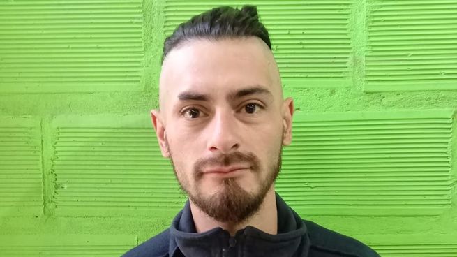 Prefectura, guardavidas, bomberos y equipos de emergencia trabajan en la zona donde fue visto por última vez, mientras la familia pide colaboración a la comunidad.