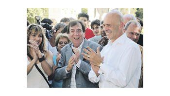 ámbito.com | Jorge Telerman, ayer, junto al actor Joe Rígoli, famoso en otra década por su sketch del arbolito, al plantar el árbol 50.000 en el Parque Rivadavia de la Capital Federal, órbita del Ministerio de Espacio Público que conduce Lía María.