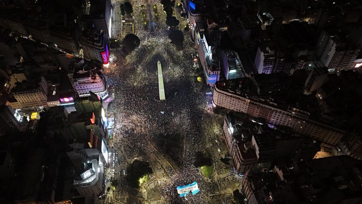 Miles de argentinos se acercaron al Obelisco a mostrar su agradecimiento a la Selección argentina. Miles de argentinos se acercaron al Obelisco a mostrar su agradecimiento a la Selección argentina.