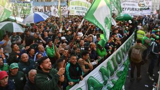 Los sindicatos se movilizan al Ministerio de Economía en apoyo a Massa.&nbsp;