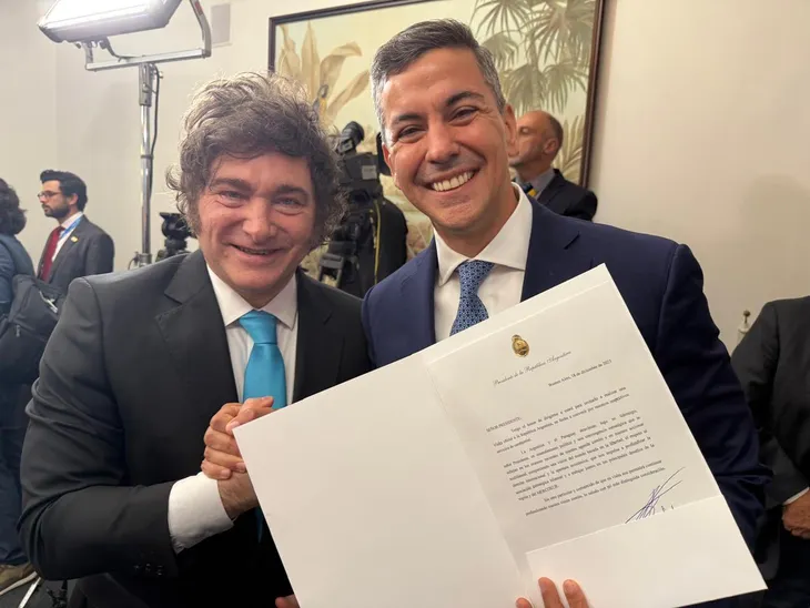 Javier Milei junto a Santiago Peña durante un viaje a Asunción, Paraguay.