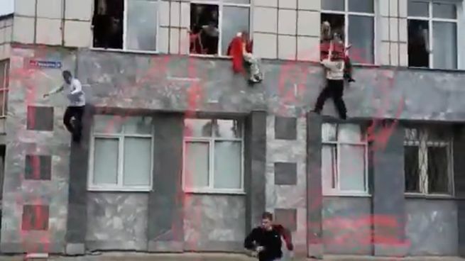 Los estudiantes de la universidad de Perm saltaron de las ventanas para huir del ataque.