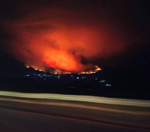 Puerto Patriada envuelto en llamas. Puerto Patriada envuelto en llamas.