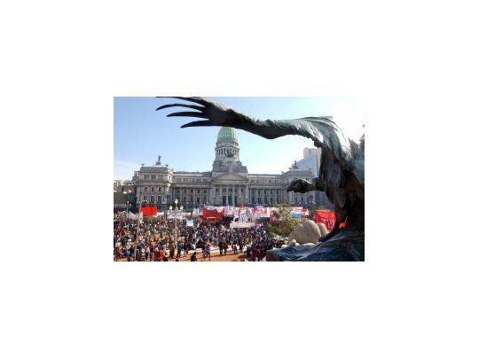 La plaza de los Dos Congresos pareció más pacífica de lo que se anunciaba para ayer, tras los acuerdos internos del peronismo, una mayoría arrinconada por la minoría de izquierda, para aprobar los proyectos que derogan el punto final.