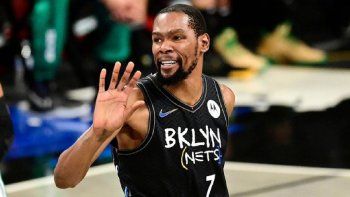 Sigue. Kevin Durant jugará otra temporada para Brooklyn Nets.