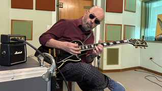 El Indio Solari en un estudio, mostrando que se encuentra bien. El Indio Solari en un estudio, mostrando que se encuentra bien.