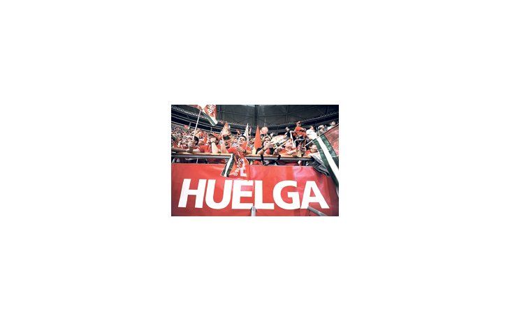 Los dirigentes sindicales convocaron ayer a delegados en la plaza de toros de Vistalegre. Intelectuales y artistas manifestaron su apoyo a la huelga prevista para el 29 de setiembre.