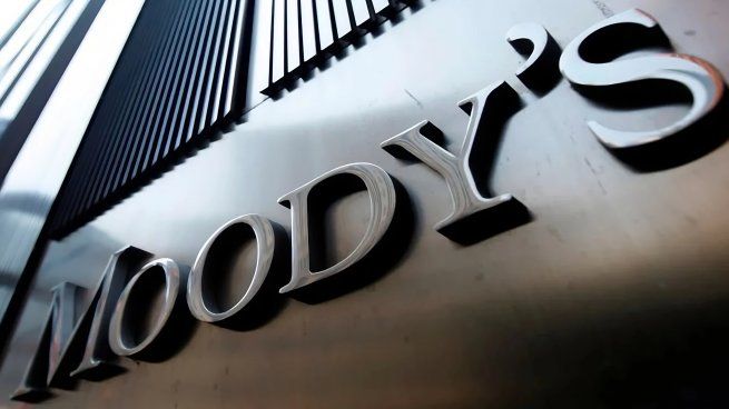 Moodys destaca los avances del Gobierno en materia de ajuste fiscal y mejora en el perfil de deuda, pero asegura que hay un escenario de incumplimiento.