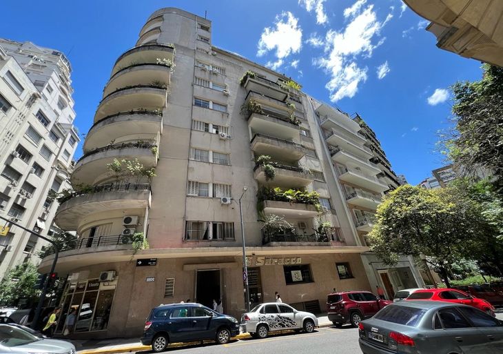 Otro corte del edificio racionalista con local en la planta baja Otro corte del edificio racionalista con local en la planta baja