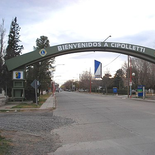 La Policía custodia el colegio mientras padres reclaman respuestas La Policía custodia el colegio mientras padres reclaman respuestas
