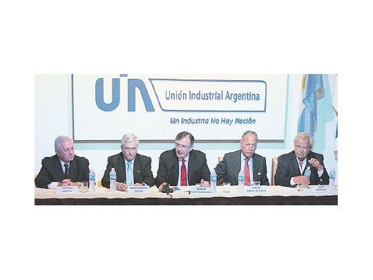 La nueva conducción de la central fabril  encabezada por Adrián Kaufmann (centro) debutó ayer. Héctor Motta (tesorero), Juan Carlos Sacco (secretario), Daniel Funes de Rioja y Luis Betnaza (vicepresidentes).