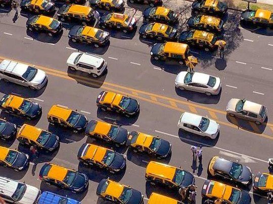 Los dueños de coches y taxistas exhortaron &nbsp;a las autoridades a tomar medidas incluso contra las recomendaciones que les hacen las apps a los conductores particulares para circular en medio dela pandemia.