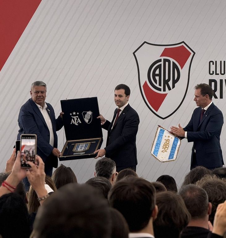 Di Carlo recibió una placa conmemorativa de Brito y del presidente de la AFA, Claudio “Chiqui” Tapia.