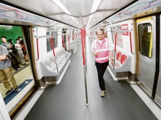 inédito. Los subtes de Hong Kong, famosos por la calidad de su servicio, estuvieron paralizados por horas ayer como consecuencia de la huelga general y el bloqueo de las estaciones.