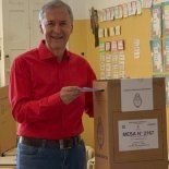 Schiaretti votó este domingo en el colegio Domingo Savio, copn su ya clásico atuendo rojo. Schiaretti votó este domingo en el colegio Domingo Savio, copn su ya clásico atuendo rojo.