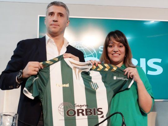 Hernán Crespo con la camiseta de Banfield junto a la presidente Lucía Barbuto.