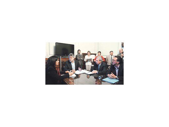 Daniel Filmus, Pedro Guastavino y Marcelo Fuentes encabezaron ayer en el Senado la  Comisión de Relaciones Exteriores. También recibieron a familiares de los activistas de Greenpeace detenidos en Rusia.