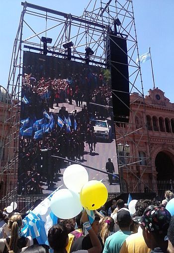 Crónica y fotos de una asunción acalorada en la Plaza de Mayo (foto 1)