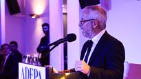 “En ADEPA creemos que, aún con nuestros errores y debilidades, las empresas periodísticas son las organizaciones de la sociedad naturalmente concebidas para ejercer ese rol. Porque invertimos en periodismo profesional y lo entendemos mayoritariamente no como un medio para otra cosa sino como un fin en sí mismo”, agregó Etchevers