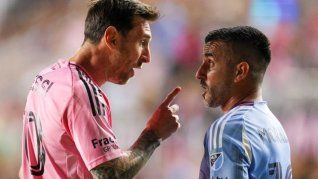 El cruce entre Messi y Moralez El cruce entre Messi y Moralez