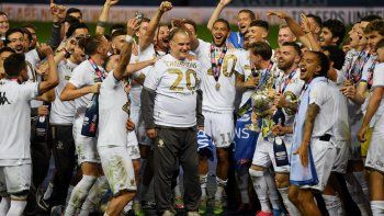 Marcelo Bielsa festejó el título de Leeds junto a los jugadores.
