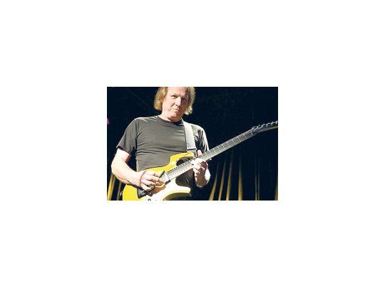 El público del «Samsung Studio» (ex Michelangelo) disfrutó de un excelente concierto del guitarrista Adrian Belew al frente de un estupendo trío que completan la bajista Julie Slick y el baterista Marco Minnemann.