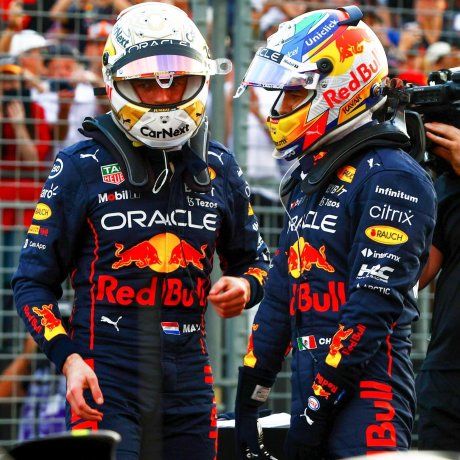 Max Verstappen y Checo Pérez dialogan tras el mal desempeño de los Red Bull Circuito Urbano de Marina Bay. Max Verstappen y Checo Pérez dialogan tras el mal desempeño de los Red Bull Circuito Urbano de Marina Bay.