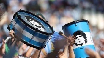 diego maradona fue homenajeado en el debut de argentina