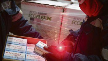 Dosis. Las 901.040 vacunas Moderna destinadas a adolescentes de entre 12 y 17 años con factores de riesgo comenzaron a distribuirse ayer entre las provincias.