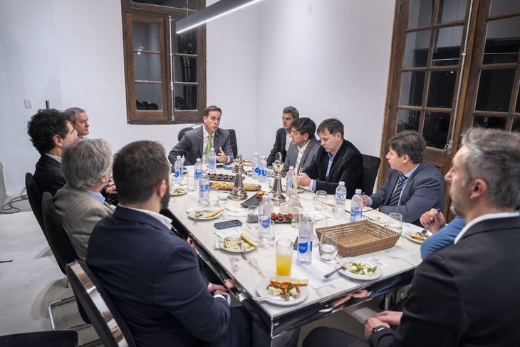 Zuppi explicó la estrategia en una mesa chica, alejada de la masividad del evento. Zuppi explicó la estrategia en una mesa chica, alejada de la masividad del evento.