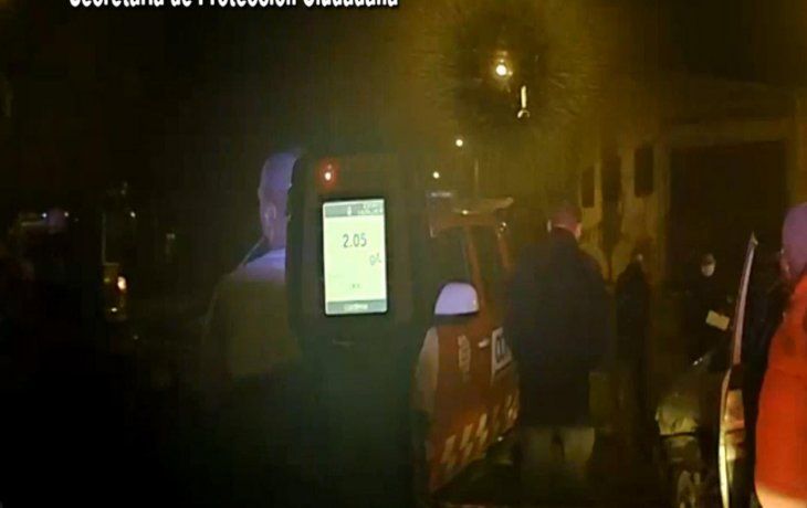 Un conductor alcoholizado perdió el control de su vehículo y chocó contra una columna